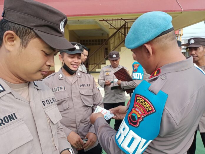 Propam Polres Blora Lakukan Pemeriksaan Surat Kelengkapan Anggota Polri