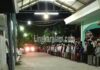 Para Santri Pondok Pesantren Langitan Menyambut Jenazah KH. Abdullah Munif Marzuqi Teks Alt