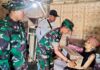 HUT ke- 78 TNI, Babinsa Kodim Bojonegoro berbagi Sembako dengan Warga