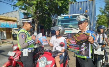 Polres Blora Bagikan Brosur & Pamflet Tertib Berlalu Lintas Dalam Rangka Operasi Patuh Candi 2024