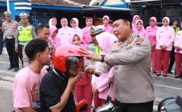 Baksos Berkah Ramadhan 1446 H, Polres Blora Bagikan Paket Makanan Dan Helm Gratis