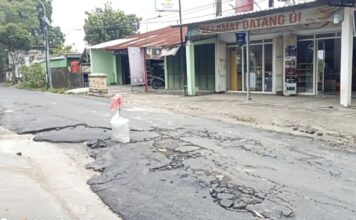 Jalan Rp2,6 Miliar di Tuban Rusak Parah, Hujan Dinilai Bukan Alasan