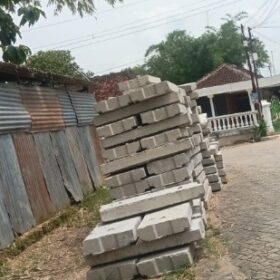 Sejumlah Material Cover U-Ditch Diduga Tak Ber-SNI, DPKPCK Bojonegoro Disorot