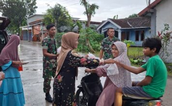 Babinsa dan Persit Koramil Kedewan Bagi Takjil Gratis, Perkuat Silaturahmi di Bulan Ramadan