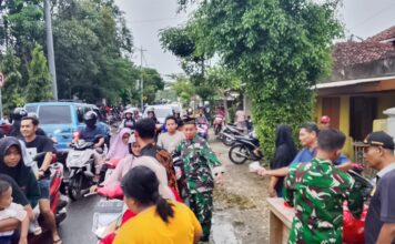 Babinsa Koramil Kasiman Bojonegoro Bagikan 400 Paket Takjil, Pererat Silaturahmi di Bulan Ramadan