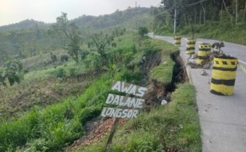 Longsor Hantam Bahu Jalan di Banjarejo, Pengendara Diminta Ekstra Waspada
