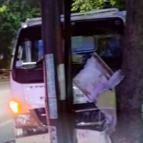 Sopir Diduga Mengantuk, Truk Koperasi Tabrak Pohon di Jalan Wahidin Tuban
