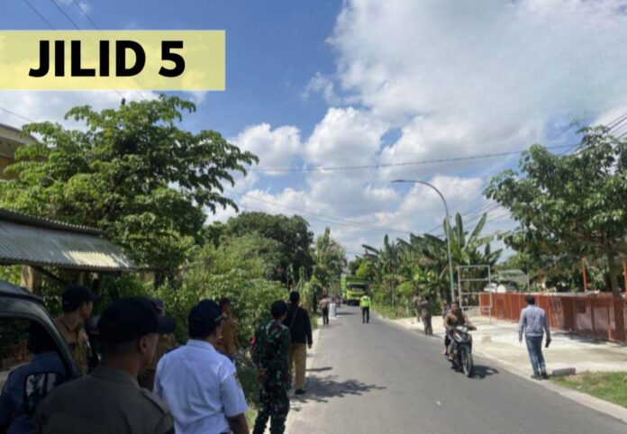 Tim dari Kabupaten saat meninjau lokasi rencana pemasangan portal di Desa Pekuwon.