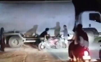 Truk Tangki Diduga Melintang di Jalan, Pengendara CBR Hantam Petugas Klebet di Plumpang Tuban