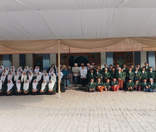 Santri Ma’had Darul Ilmi MTsN 2 Tuban Sowan ke Masyayikh Langitan, Merawat Adab dalam Menapaki Jalan Ilmu