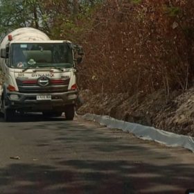 Campuran Batu ke Ready Mix pada Proyek Jalan DAK Tuban Memunculkan Pertanyaan, Klarifikasi Dinas PUPR Belum Diperoleh