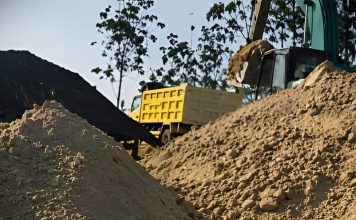 Lahan Perhutani Diduga Jadi Jalur Angkutan Tambang Pasir Kuarsa, Legalitas Disorot