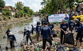 Mahasiswa UTR Cepu Bentuk Komunitas Mahasiswa Sampah, Bersihkan Sungai Kening di Bangilan