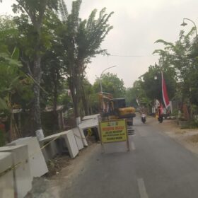 U-Ditch Retak Tetap Terpasang, Pengawasan Proyek Drainase Sokosari Dipertanyakan