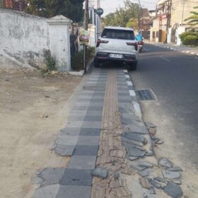 Trotoar Jalan Dr Sutomo Bojonegoro Digunakan Parkir, Guiding Block Tampak Rusak