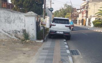 Trotoar Jalan Dr Sutomo Bojonegoro Digunakan Parkir, Guiding Block Tampak Rusak
